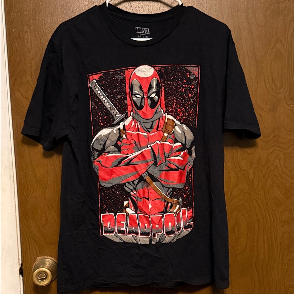 Marvel Black Short-Sleeve Deadpool Graphic Tee with Red Print Size L